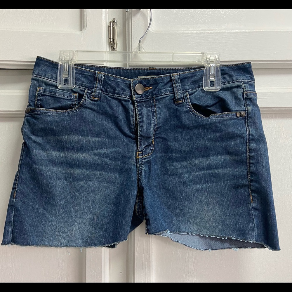 Cabi cut off/raw Hem Denim jean shorts w stretch Size 6